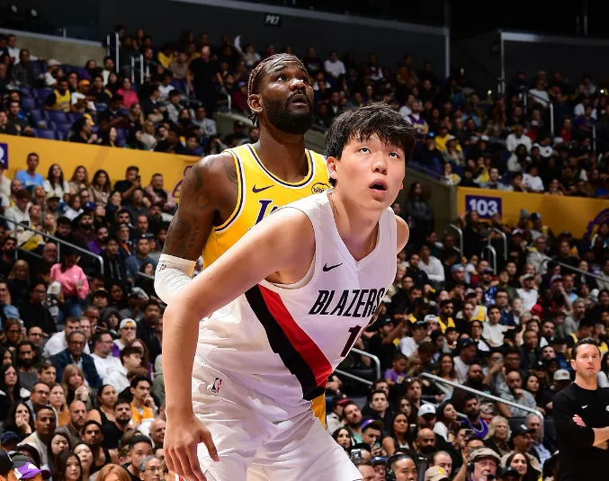 杨瀚森战湖人1分赛后：携女友+团队韩料店吃东西