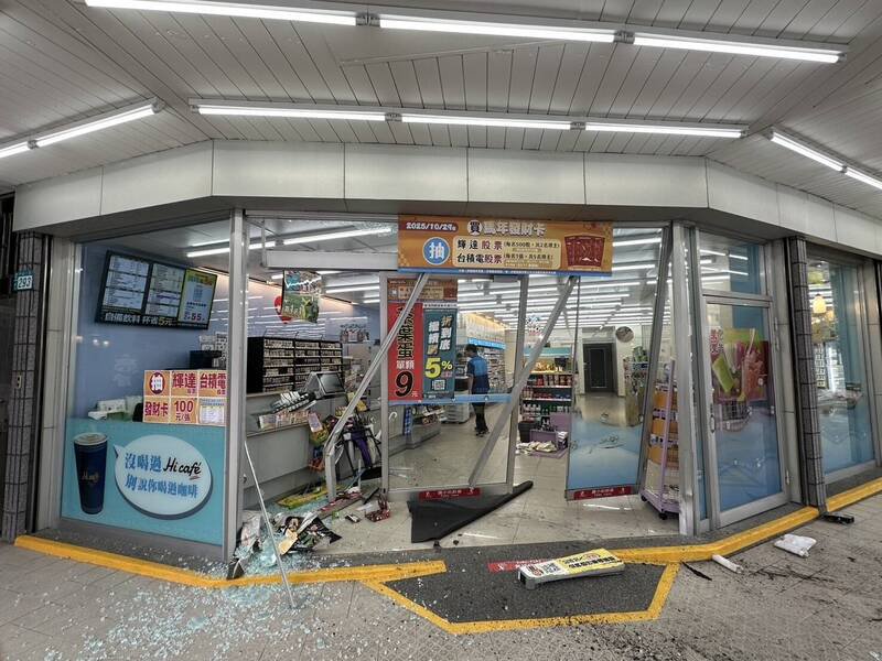 图为超商门口遭撞破。（记者吴仁捷翻摄）