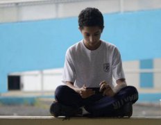 悚！不满手机被玩坏「百万积分归零」 大马9岁童割颈6岁弟