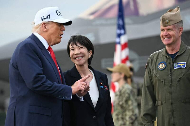 登上「华盛顿号」航空母舰后，川普、高市两人在美军印太司令帕帕罗上将（右）的陪同下，轻松交谈。川普在随后的演说中，称他与高市已成为「非常亲近的朋友」。（法新社）