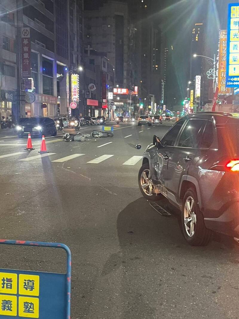 女子擦撞轿车后，又与另部机车碰撞。（民众提供）