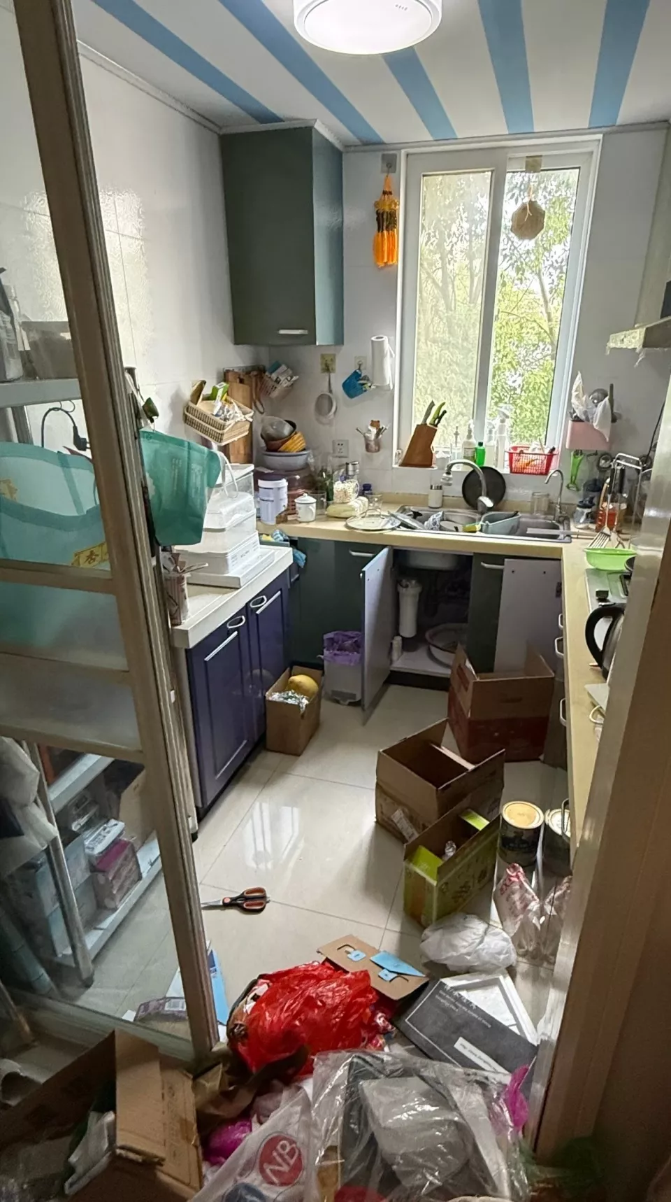 为家中老人做“断舍离”：厨房里收拾出384个塑料袋