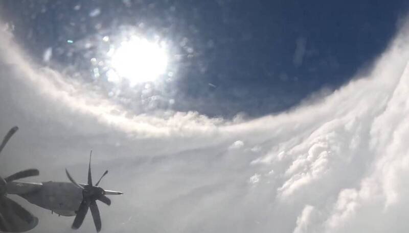 「梅丽莎」巨大的旋转云墙高耸，这种仿佛身处体育场内的情形，被称为「体育场效应」。（图撷取自社群媒体「X」）