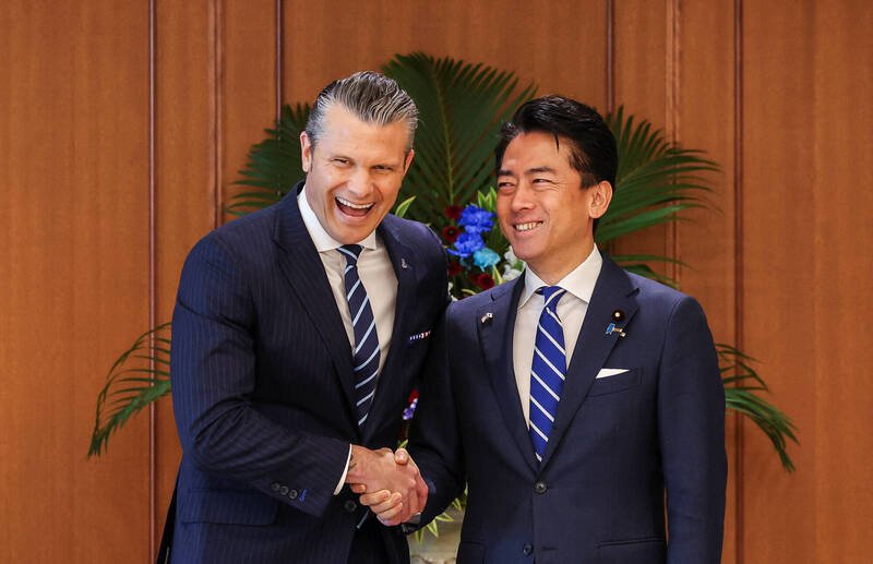 美国国防部长赫格塞斯（左）29日在东京会晤日本防卫大臣小泉进次郎（右）。（路透）