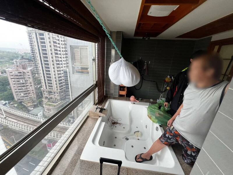 新北市淡海轻轨惊传遭人以雷射笔射入驾驶室，险些波及驾驶影响安全，警方获报循线追查，逮获蔡嫌与女友这对毒鸳鸯及犯案雷射笔；警方带蔡嫌回现场勘查。（记者吴仁捷翻摄）