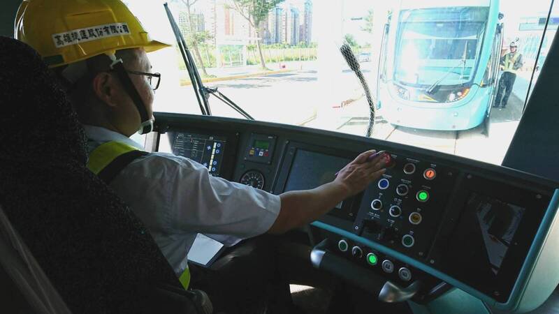 新北市淡海轻轨惊传遭人以雷射笔射入驾驶室，险些波及驾驶影响安全；图为新北市捷运工程局说明，淡海轻轨配有司机员。（记者吴仁捷翻摄）