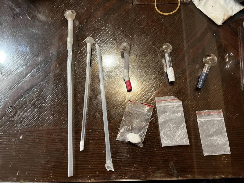 新北市淡海轻轨惊传遭人以雷射笔射入驾驶室，险些波及驾驶影响安全，警方获报循线追查，逮获蔡嫌与女友这对毒鸳鸯及犯案雷射笔；警方带蔡嫌回现场勘查，查获毒品。（记者吴仁捷翻摄）