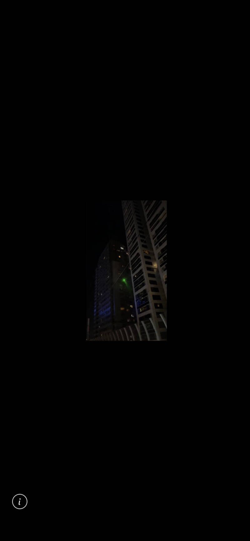 新北市淡海轻轨惊传遭人以雷射笔射入驾驶室，险些波及驾驶影响安全，警方获报到场勘查，发现一旁大楼射出绿光（见图），循线追查，逮获蔡嫌与女友这对毒鸳鸯及犯案雷射笔，宣告侦破威胁大众运输行驶公安案。（记者吴仁捷翻摄）