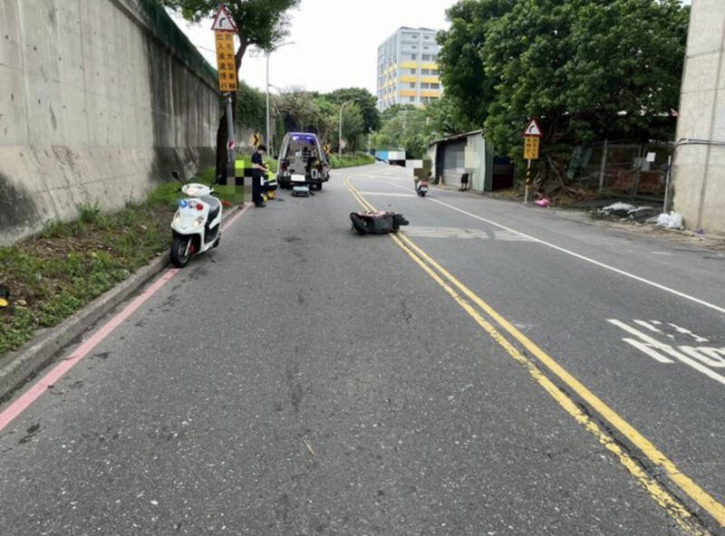 新北市新庄区环汉路今天下午传出一名骑士倒地，到院不治。（记者吴仁捷翻摄）