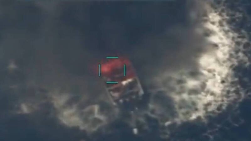 美国国防部长赫格塞斯29日宣布，美军在东太平洋对1艘涉嫌运毒船只进行袭击，导致船上4人全部死亡。（撷自X@SecWar）