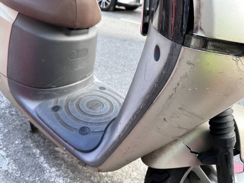 张女骑机车载2名小朋友上课，行经中和国小前时左转，与对向行经的周姓骑士发生碰撞，造成周男倒地骨折。（记者陆运锋翻摄）