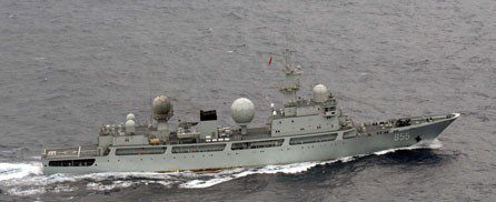 中国军舰今晨一度驶入日本领海。（图片取自日本防卫省）