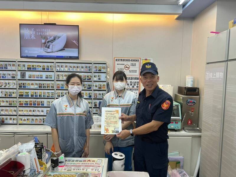 金门县警局制作「防诈警语立牌」，供各超商置于结帐柜台，提醒店员主动关怀购买大量游戏点数或操作转帐的顾客。（金门县警察局提供）