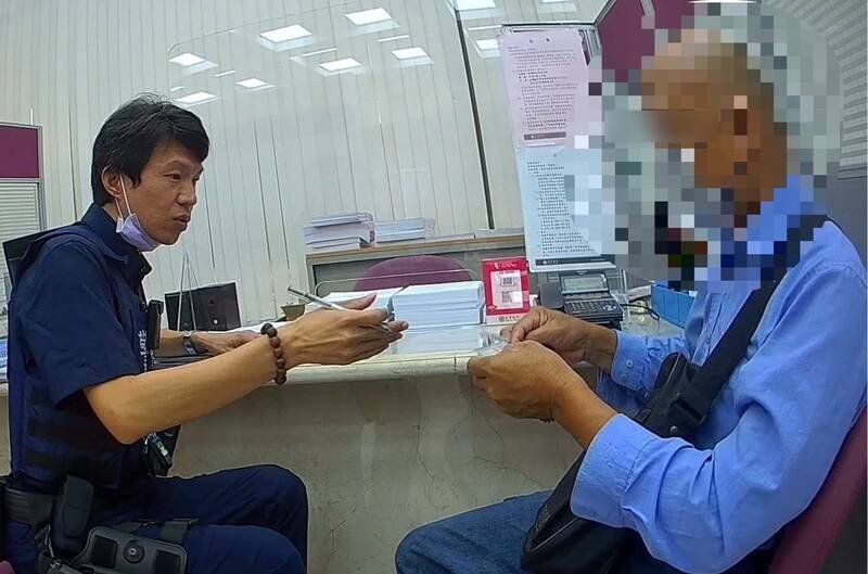 金价飙涨，林男陷投资黄金骗局，警方与行员阻诈保住40万。（民众提供）