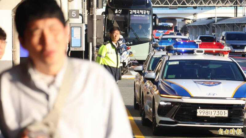 美国总统川普与中国国家主席习近平今天将在釜山金海机场会晤，外围有大批警力戒备。（记者黄靖媗摄）