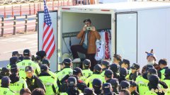 川习会今登场!釜山机场戒备森严 抗议群众高喊「习近平OUT」