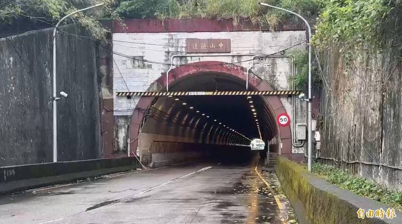 基隆中山隧道晚上行人的人较少。（记者卢贤秀摄）