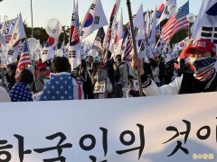 习近平将出席APEC 韩国庆州反中群众抗议 秀「天灭中共」标语