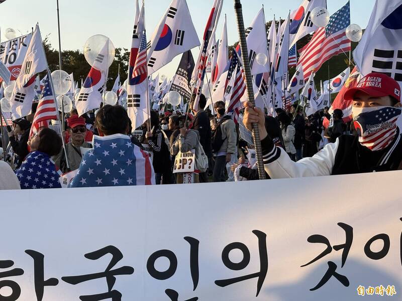逾百名反中群众集结，拿出「天灭中共」、「停止窃国」、「韩国属于韩国人」等标语，并挥舞南韩及美国国旗。（记者黄靖媗摄）