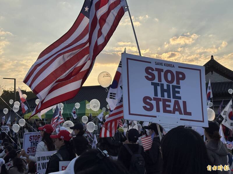 逾百名反中群众集结，拿出「天灭中共」、「停止窃国」、「韩国属于韩国人」等标语，并挥舞南韩及美国国旗。（记者黄靖媗摄）