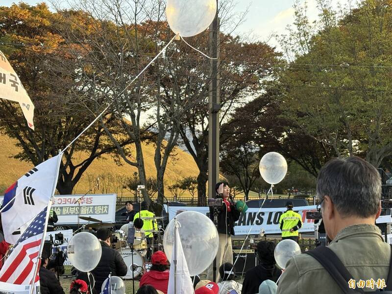 在APEC场外的新罗大钟前，逾百名反中群众集结，警力将抗议群众围住。（记者黄靖媗摄）