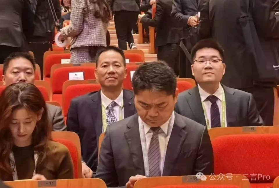 许久未同框 刘强东与章泽天合体现身韩国开会