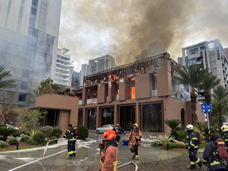 新北市新店启文路、央北二路口一处样品屋窜出火烟，燃烧面积约500平方公尺。（记者陆运锋翻摄）