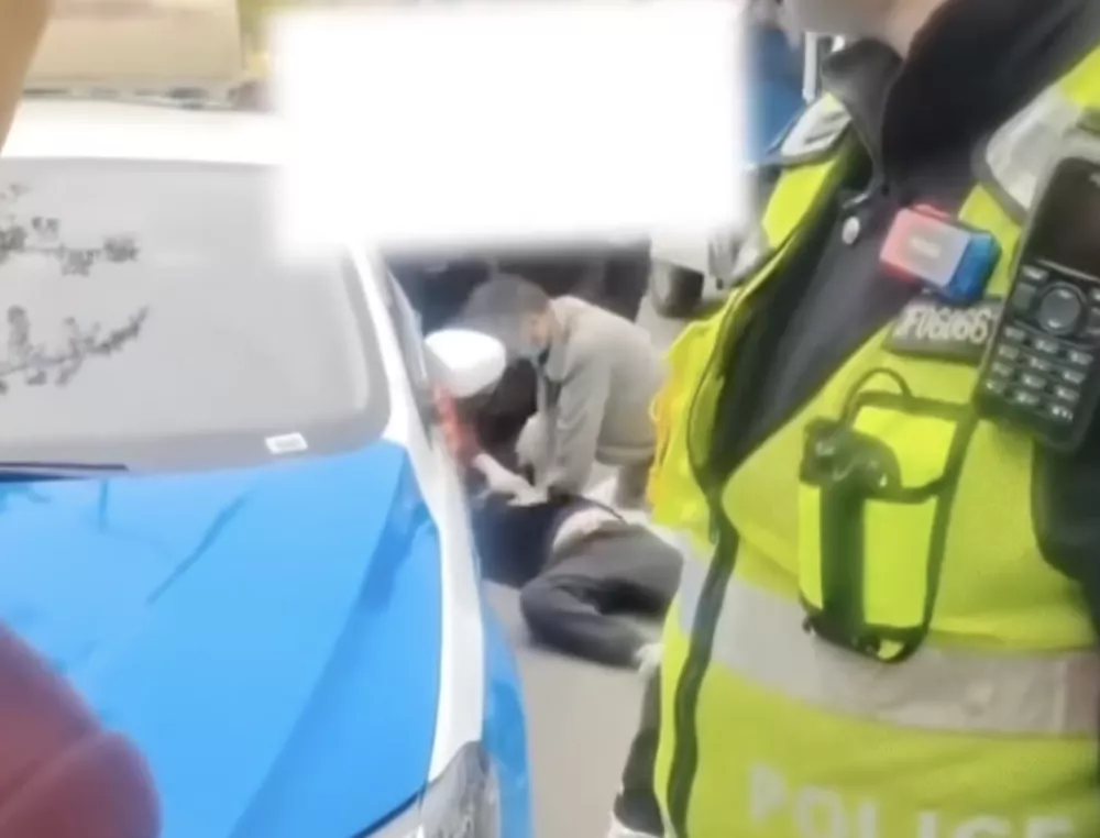 四川一的哥因乘客少付2块钱起争执“被气死”？