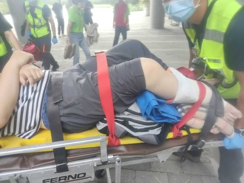 坠楼大学生右脚骨折送医。（警消提供）