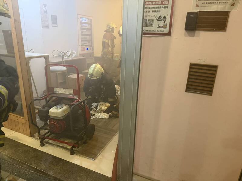消防人员初步查找可能起火原因。（记者徐圣伦翻摄）