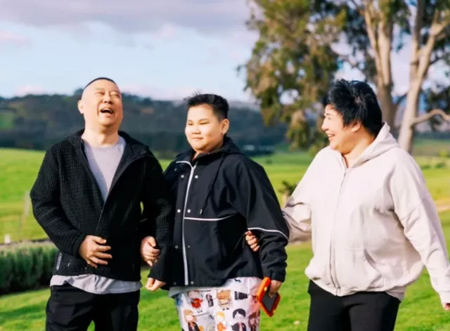 郭德纲带妻儿澳洲度假,大庄园挽手合照,郭汾阳扎耳洞手机不离手