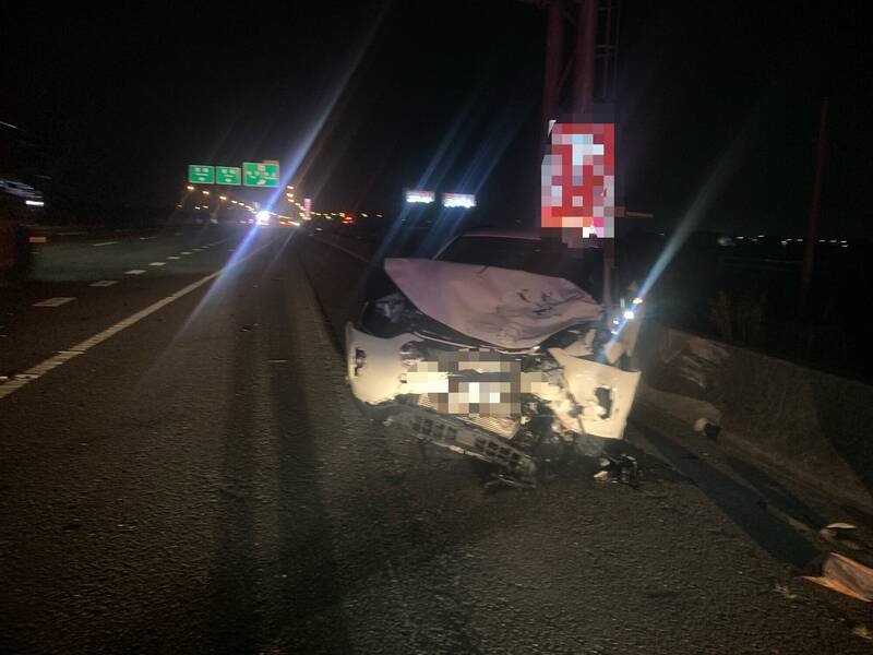 国道1号北向处嘉义县水上段发生狗尸酿两车追撞事故。（民众提供）