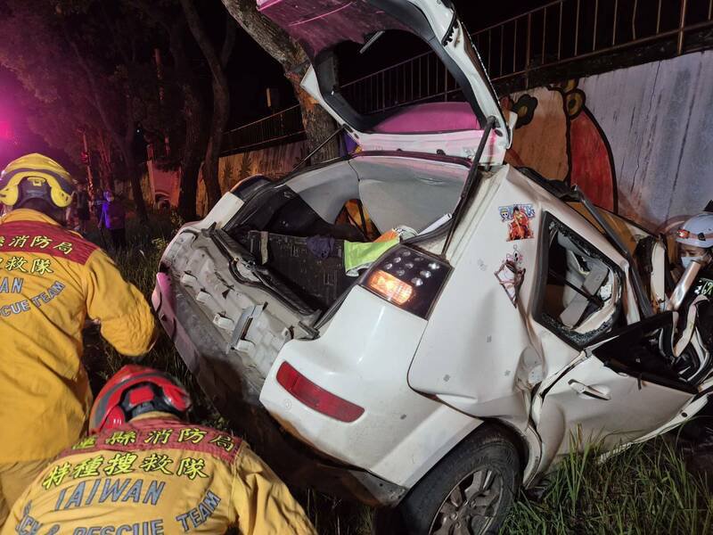 休旅车车体严重变形。（花莲县消防局提供）