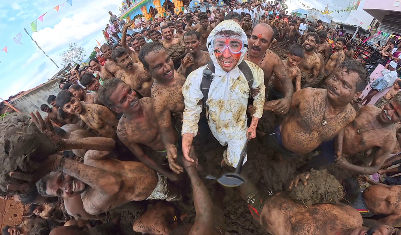 美国YouTuber奥利维拉（Tyler Oliveira）日前拍片探访印度传统「牛粪节」（Gorehabba）。（图撷取自Ｘ）