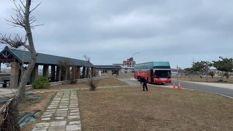 警方到试枪现场石泉空地地毯式搜索。（马公警分局提供）