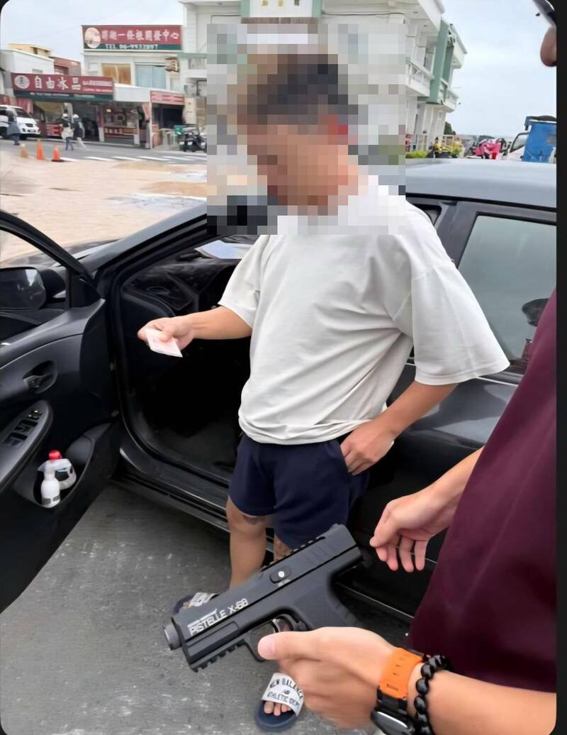 马公警分局警方以车追人，在白沙通梁拦检颜嫌，起出镇暴枪等证物。（马公警分局提供）