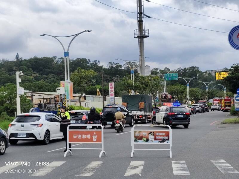 警方于火警现场附近进行交通管制。（记者徐圣伦翻摄）