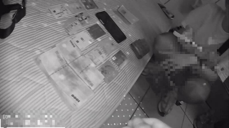 现场查扣现金、提款卡。（图由云林县警局提供）