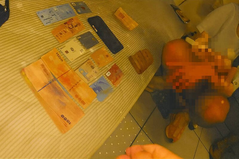 现场查扣现金、提款卡。（图由云林县警局提供）