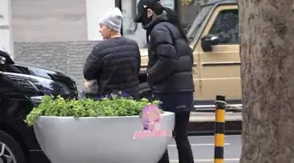 阿娇与皇甫圣华挽手逛街，曾贴脸庆生一同出游