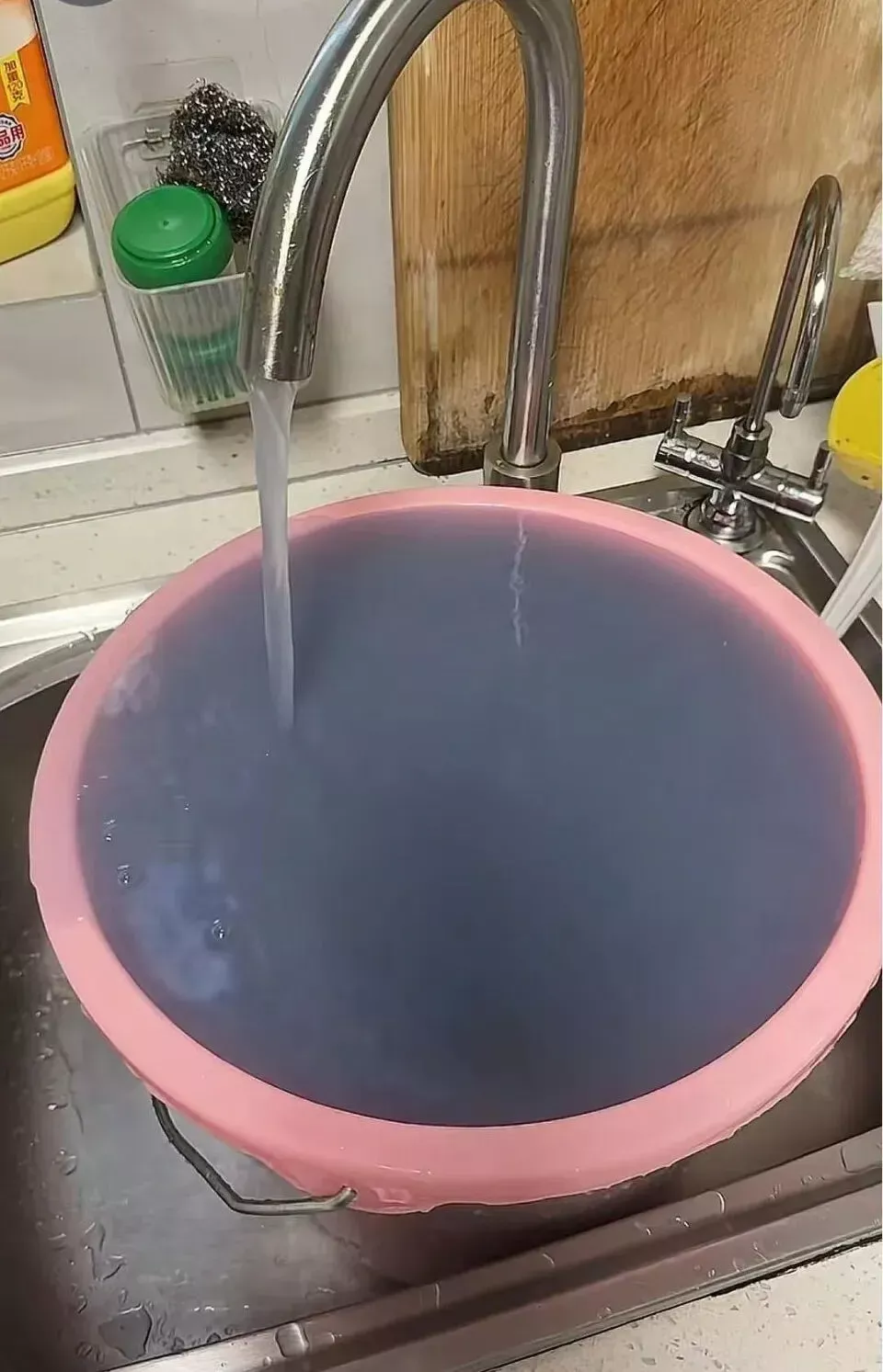 居民反映自来水中有蓝色沉淀物 或为马桶洁厕灵回流