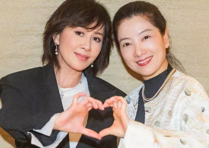 刘嘉玲晒同学50年后合影，被吐槽不如同学自然