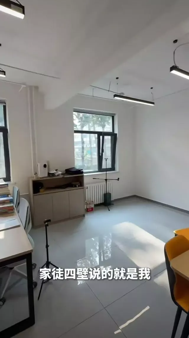 朴素大哥的工作室。图/视频截图