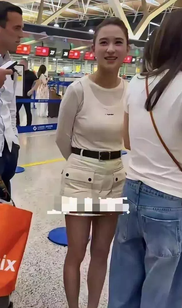 网友机场偶遇何超莲,本人弯腰驼背没有气质