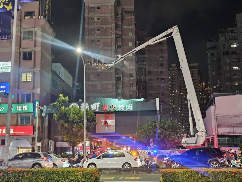 高雄民族一路烧肉店火警，消防队驾设云梯车救火。（读者提供）