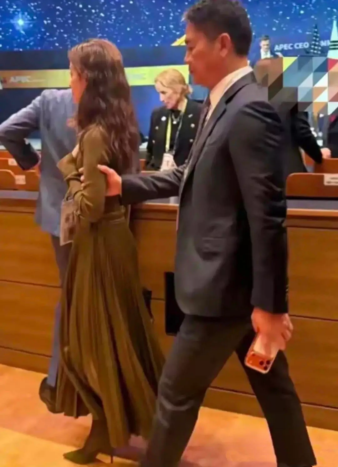 章泽天韩国开会,刘强东跟身后端咖啡像小弟