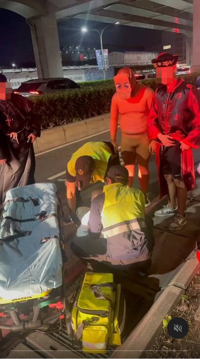 万圣节装扮的4名年轻男子帮助自摔的彭翁送医。（记者徐圣伦翻摄）