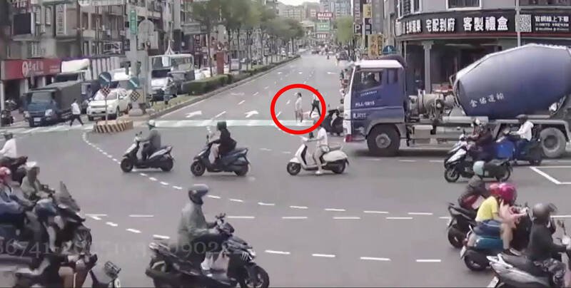 监视器拍下妇人过马路遭撞全程。（记者徐圣伦翻摄）