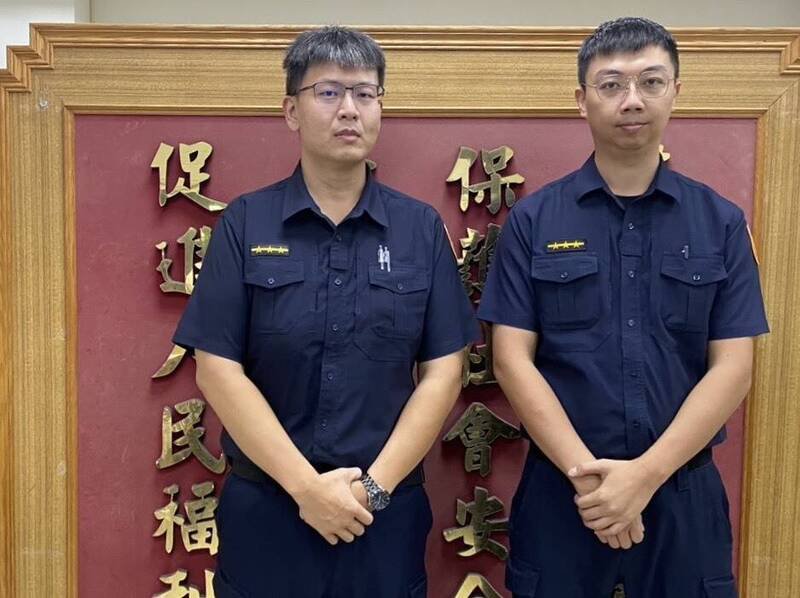 警员林政苇（左）、周天翔阻诈。（记者刘庆侯翻摄）