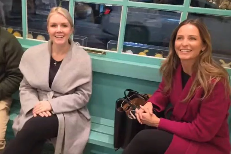 白宫“双美”现身韩国街头 偶遇示威游行... 白宫“双美”现身韩国街头 偶遇示威游行...